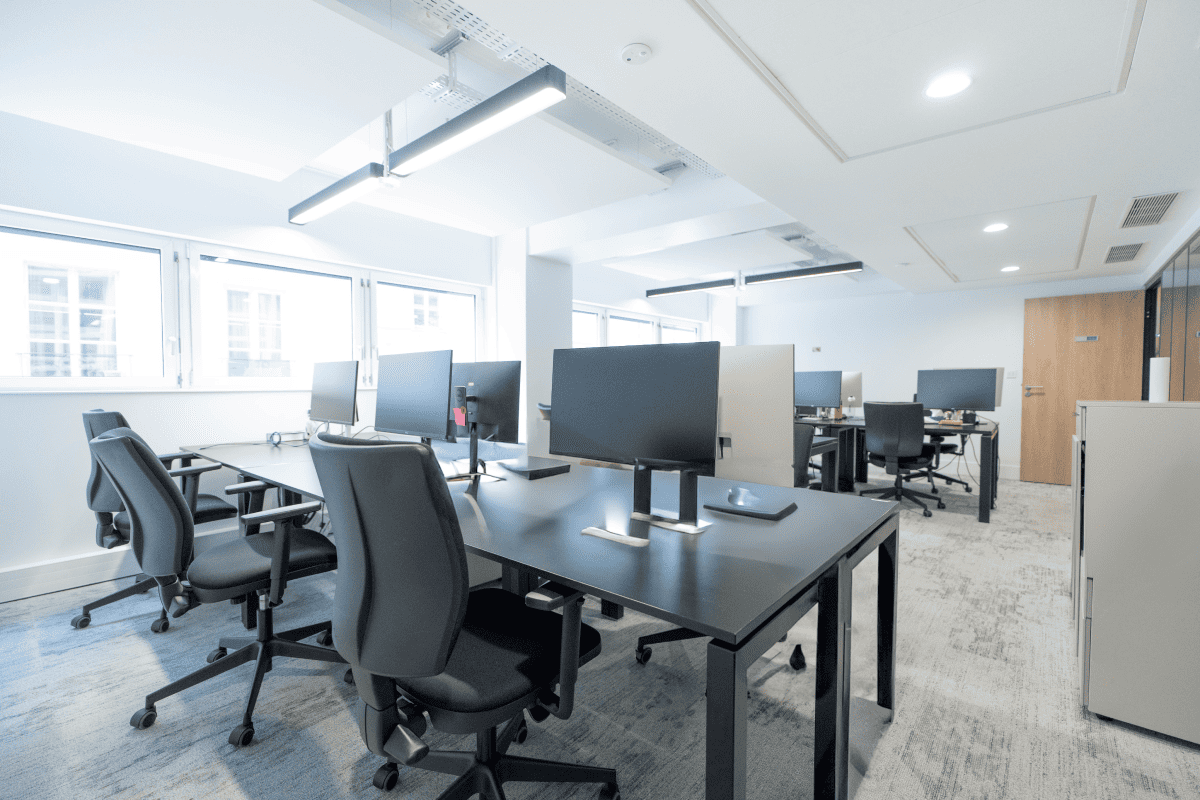 Bureaux modernes équipés de postes informatiques chez Hiptown Place de la Bourse à Paris