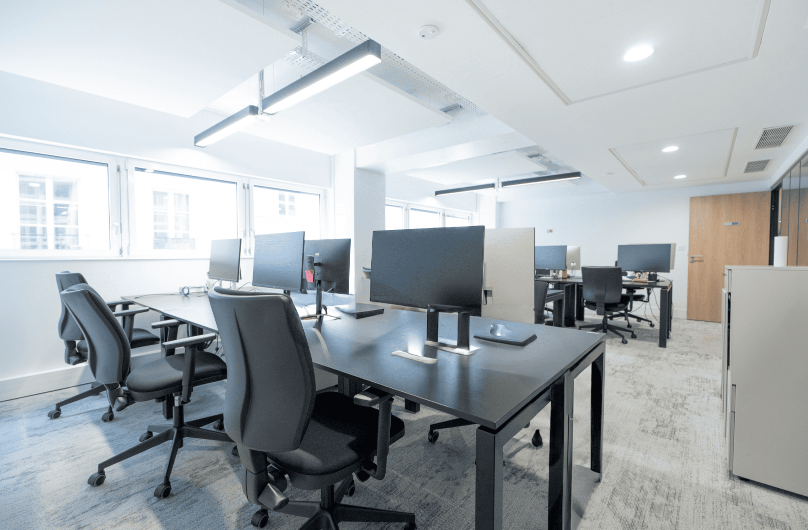 Bureaux modernes équipés de postes informatiques chez Hiptown Place de la Bourse à Paris