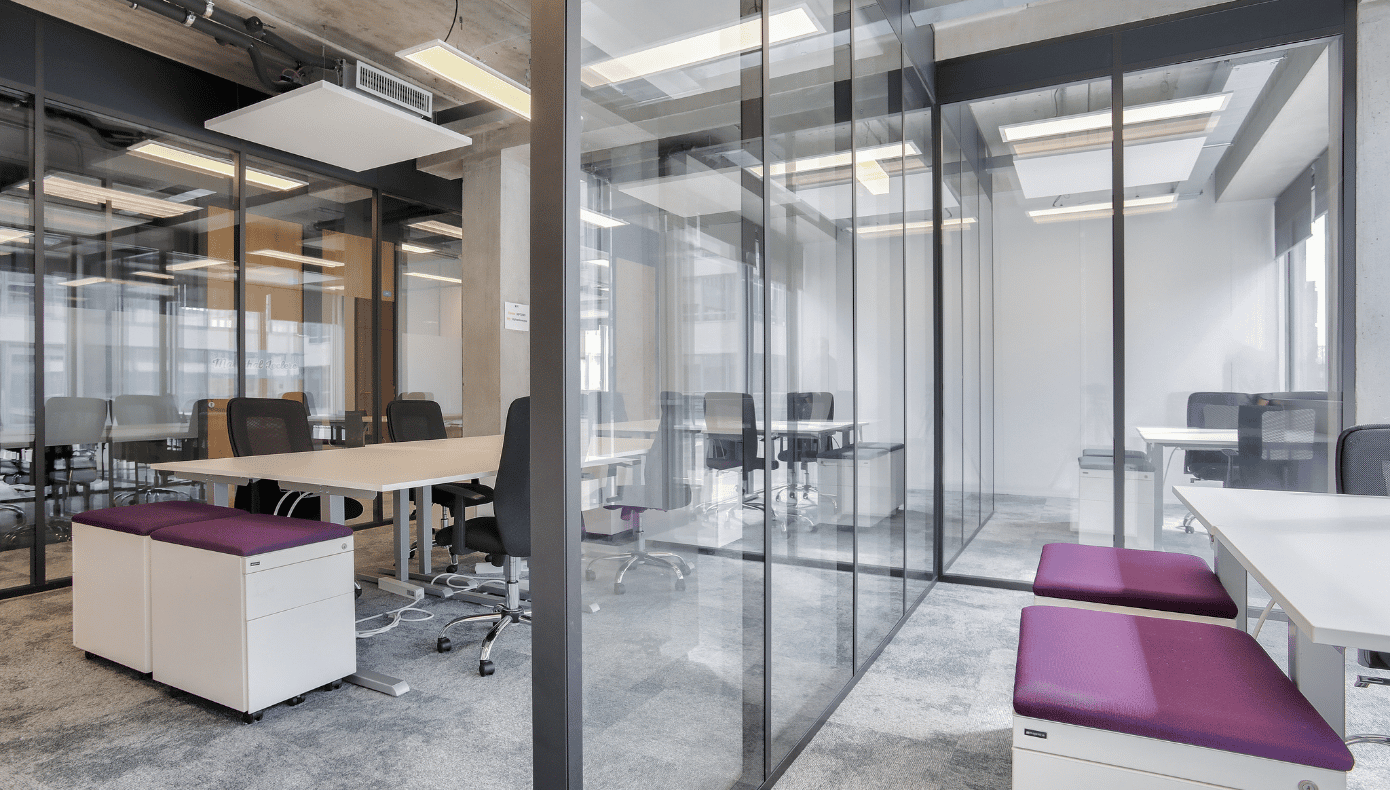 Espaces de travail séparés par des cloisons vitrées Bureaux privatifs vitrés à Hiptown Lille Euratech, aménagés avec plusieurs postes de travail.