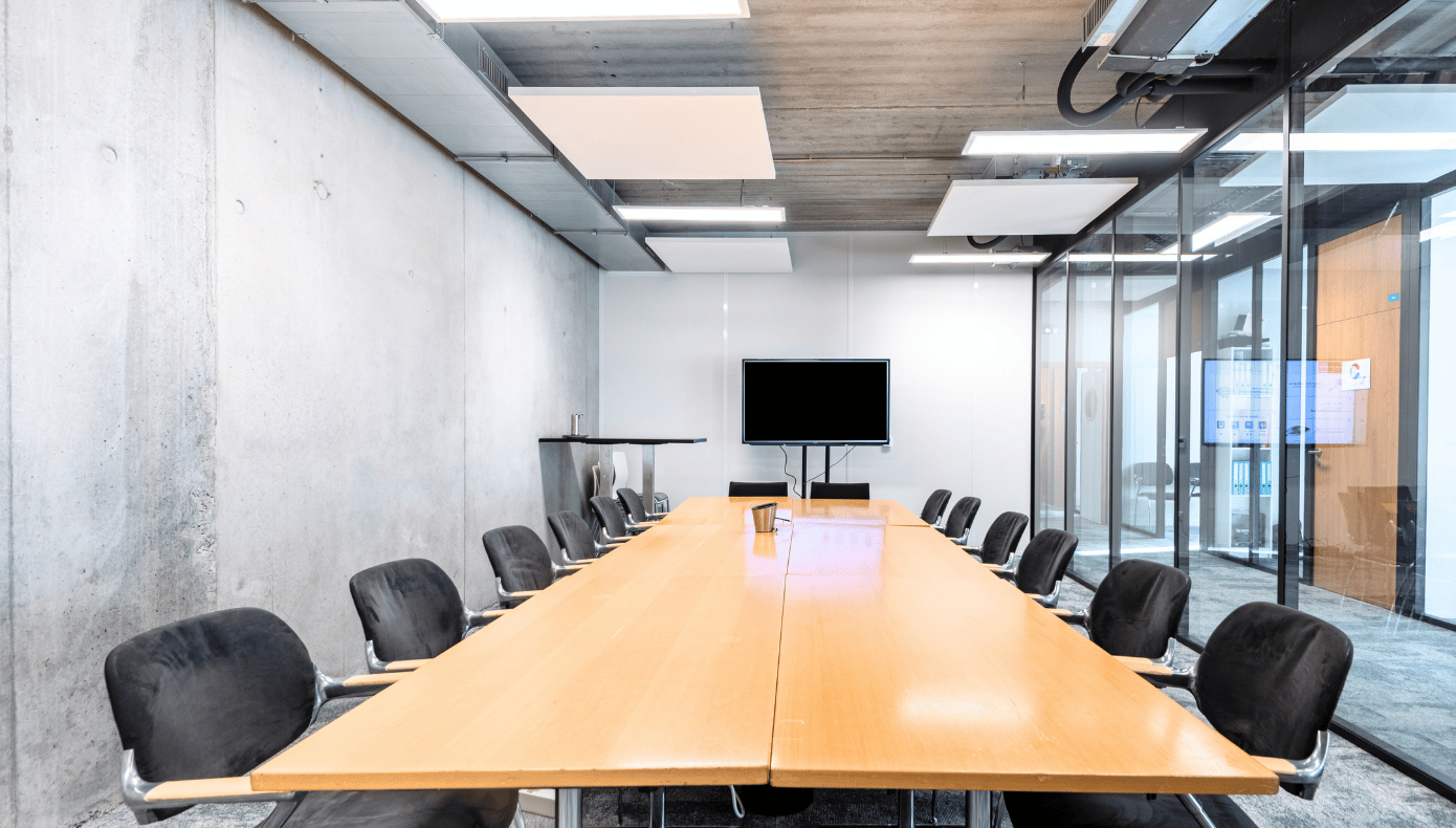Grande salle de réunion à Lille Euratech Grande salle de réunion à Hiptown Lille Euratech avec longue table, écran et sièges disposés de chaque côté.