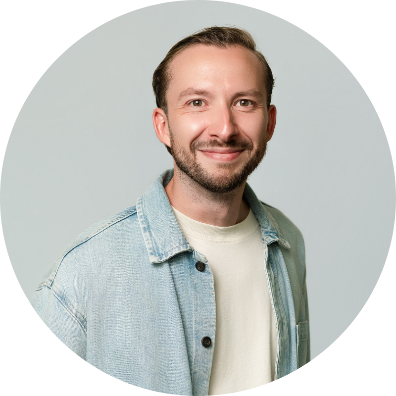 Portrait de Pierre Honoré, manager de site Hiptown à Lille, sur fond clair.