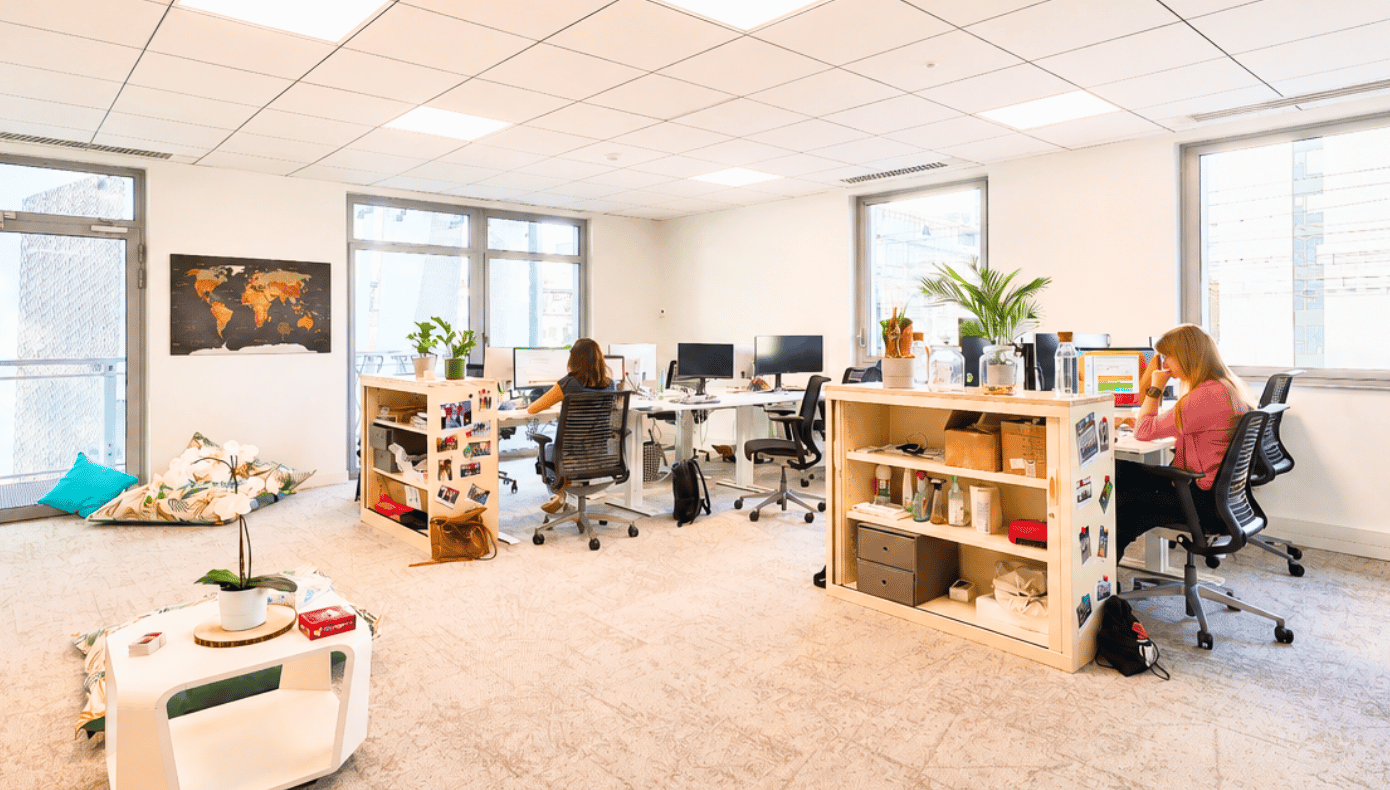 Bureau fermé à Part-Dieu Equinox avec plusieurs postes de travail, des rangements ouverts et de grandes fenêtres.
