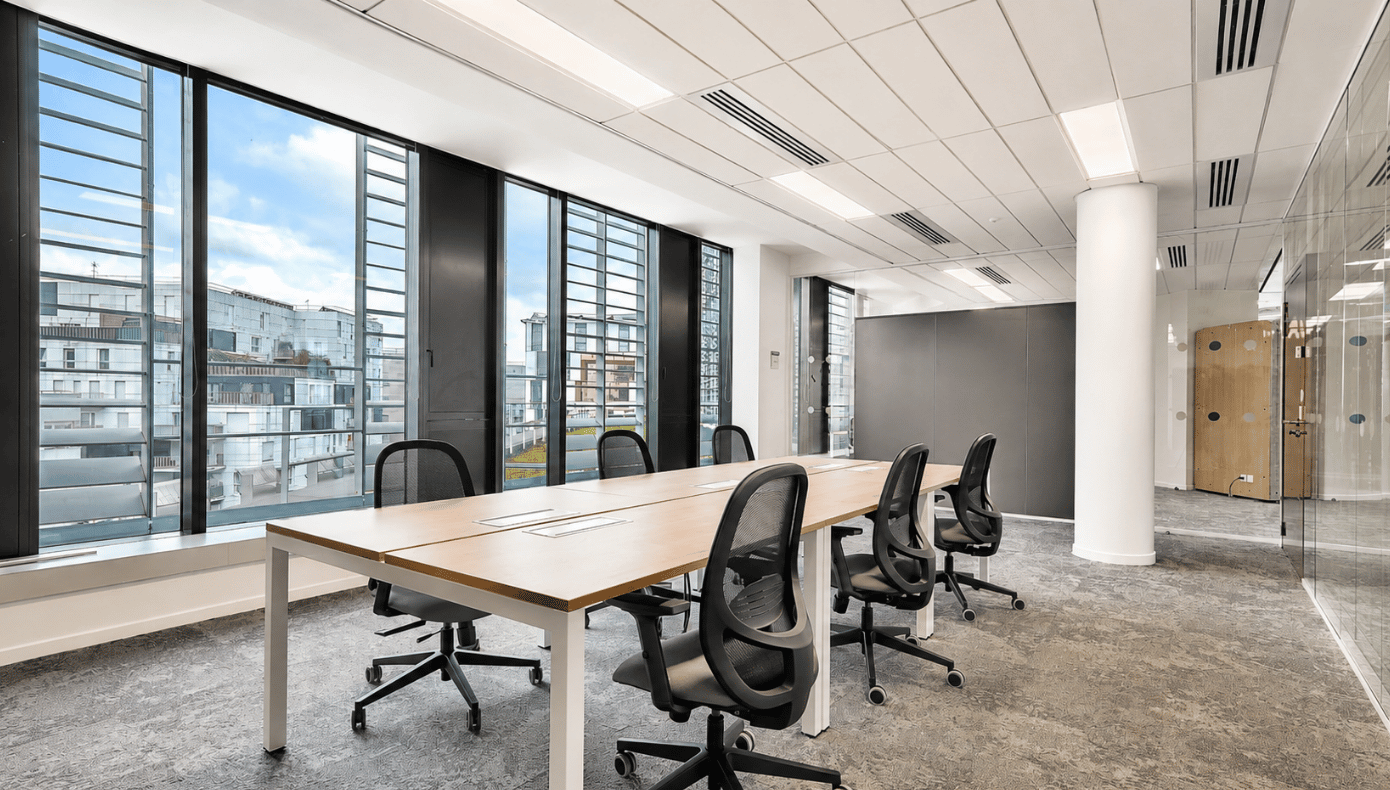Bureaux fermés avec postes de travail, sièges ergonomiques et grandes baies vitrées à Hiptown La Villette