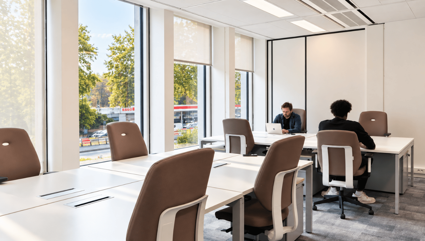 Bureau privé à Puteaux La Défense avec plusieurs postes de travail et deux personnes travaillant sur ordinateur.