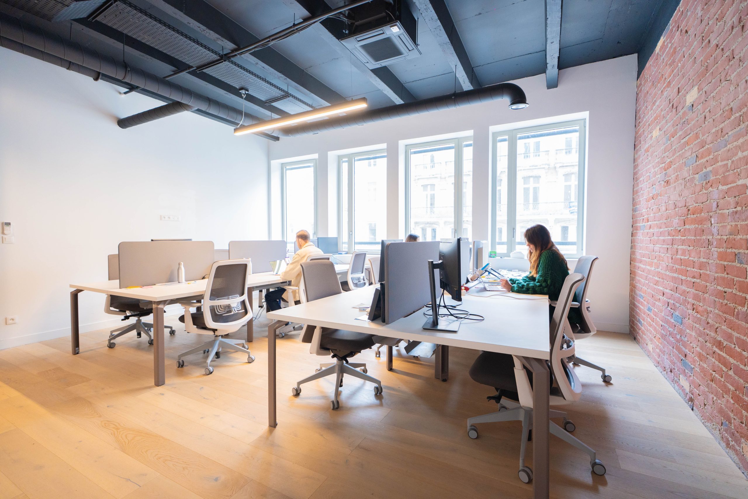 Espace de travail moderne et lumineux chez Hiptown Grand Place à Lille – bureaux privatifs à louer au cœur de la rue Nationale, dans un espace professionnel rénové et chaleureux.