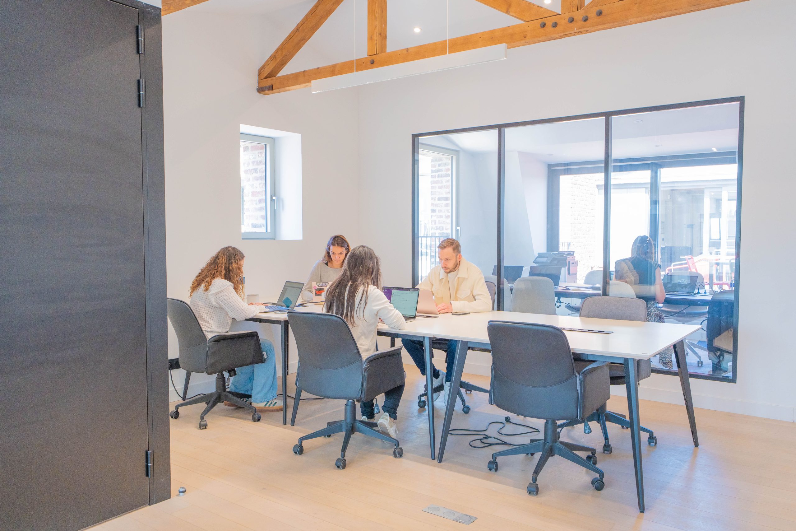 Espace commun moderne et lumineux chez Hiptown Grand Place à Lille – bureaux privatifs à louer au cœur de la rue Nationale, dans un espace professionnel rénové et chaleureux.