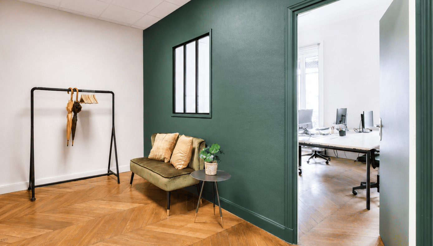 Espace détente Hiptown à Lyon avec banquette, table d’appoint et portemanteau, près d’un bureau équipé