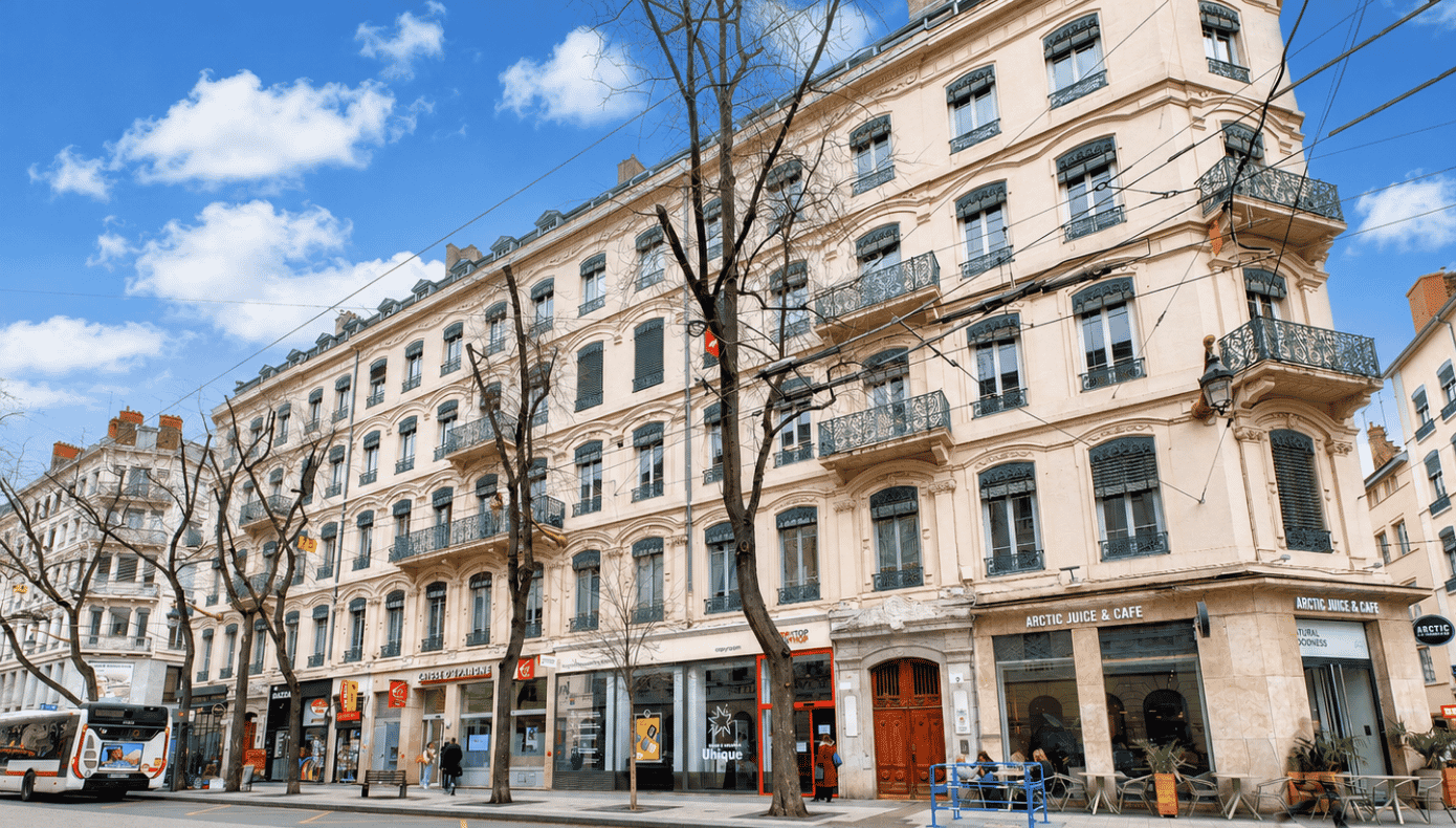 Façade de l’immeuble Hiptown au 9 rue de la République à Lyon, avec balcons ouvragés et commerces en rez-de-chaussée