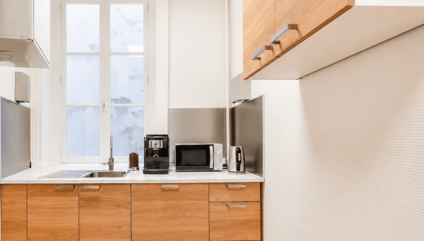 Kitchenette Hiptown à Lyon avec évier, micro-ondes, machine à café, bouilloire et rangements en bois