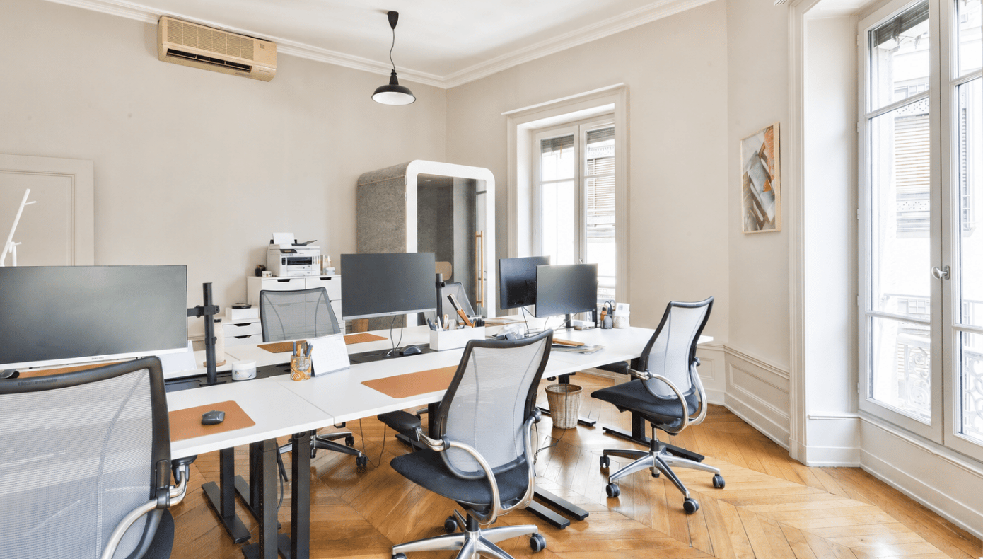 Bureau opéré Presqu’île Cordeliers à Lyon Bureau opéré Hiptown Presqu’île Cordeliers avec postes de travail, écrans et grandes fenêtres à Lyon
