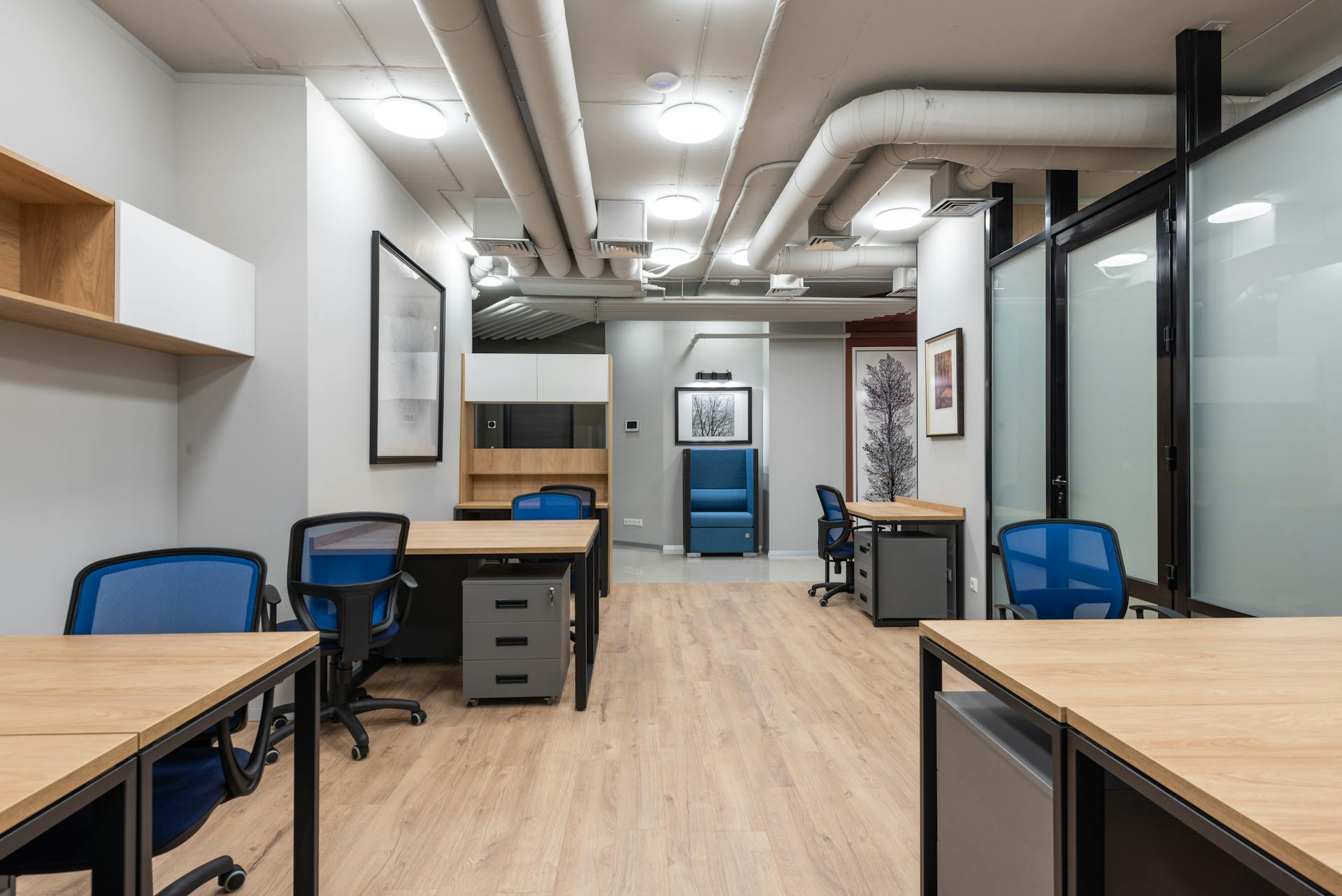 Espace de bureau organisé avec tableau sur les murs dans un style industriel