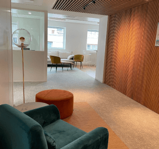 Petit espace de travail moderne avec une table blanche, une chaise ergonomique et une décoration minimaliste, espace de coworking HipTown.