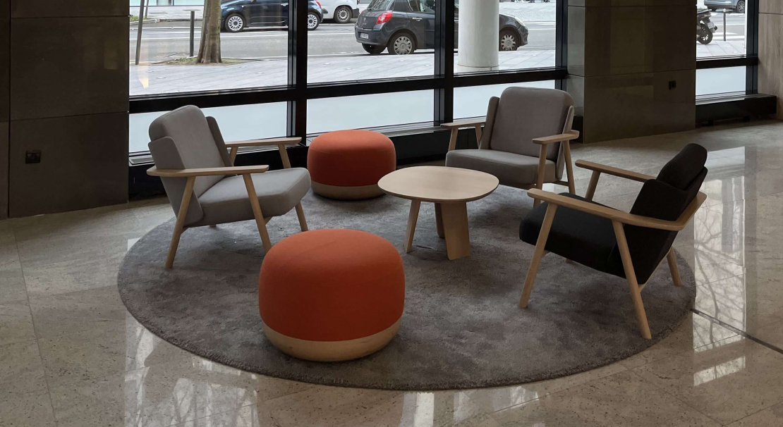 Espace de coworking Hiptown à Bois-Colombes : open space lumineux avec bureaux modernes, chaises ergonomiques et grandes fenêtres