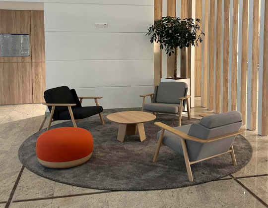 Espace de coworking Hiptown à Bois-Colombes : bureau moderne avec postes de travail, chaises confortables et lumière naturelle