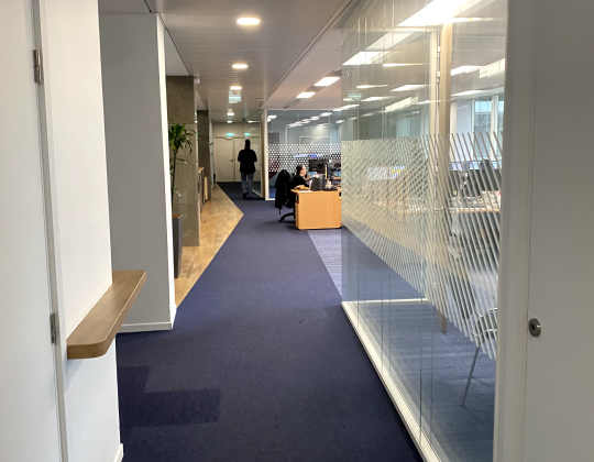 Espace de coworking Hiptown à Bois-Colombes : salle de réunion moderne avec grande table, chaises confortables et baie vitrée lumineuse