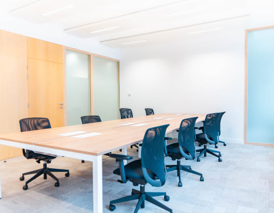 Salle de réunion équipée à Pantin – Hiptown Canal de l’Ourcq, mobilier ergonomique, ambiance professionnelle, idéale pour vos réunions et sessions de travail collaboratif.