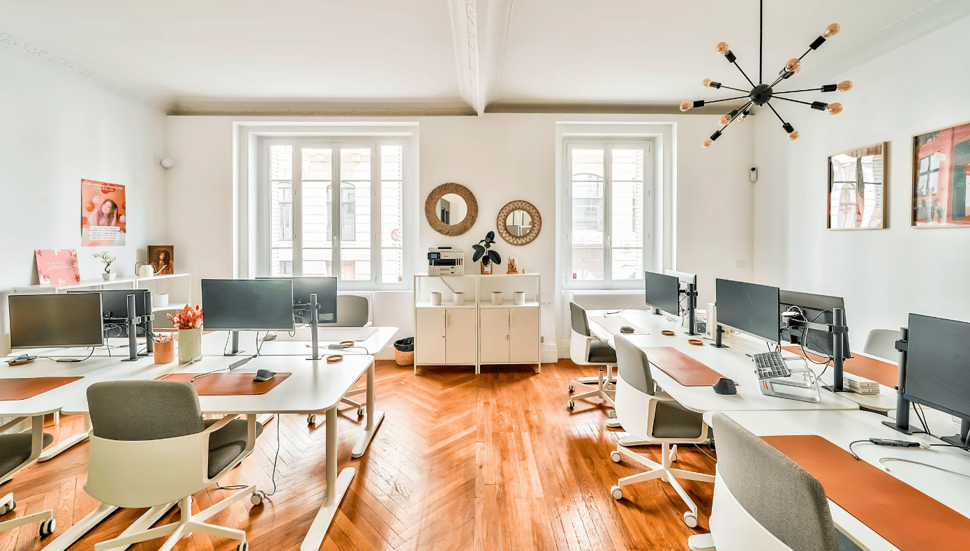 Espace de travail partagé à Hiptown Brotteaux Espace de travail partagé du bureau opéré Hiptown Brotteaux à Lyon, avec plusieurs postes équipés