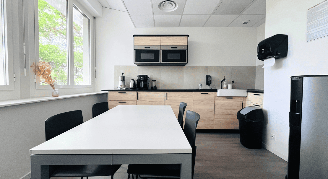 Cuisine équipée et espace de pause chez Hiptown Rond-Point Prado à Marseille, conçue pour le confort des équipes en bureaux flexibles