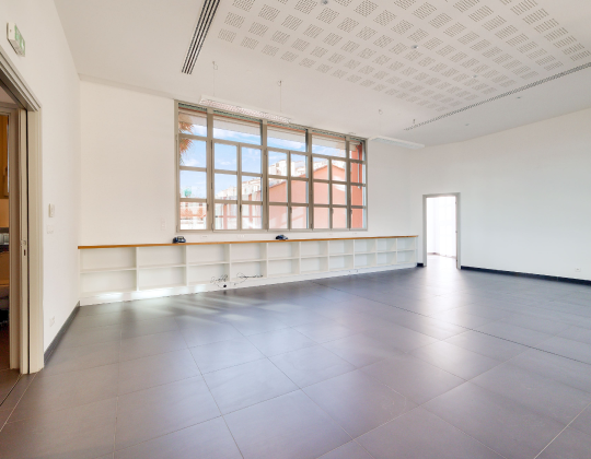 Bureau lumineux et spacieux à louer dans le quartier du Panier à Marseille – espace Hiptown idéal pour bureaux flexibles ou événementiels avec grande hauteur sous plafond et vue dégagée.