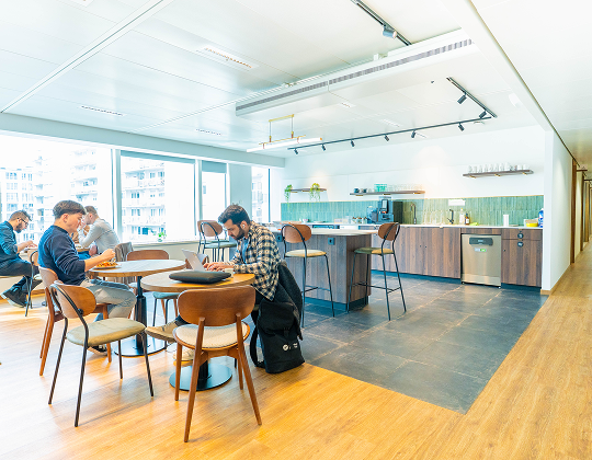 Cuisine partagée moderne et espace de détente collaboratif chez Hiptown So Ouest à Levallois, idéal pour les pauses et échanges entre coworkers