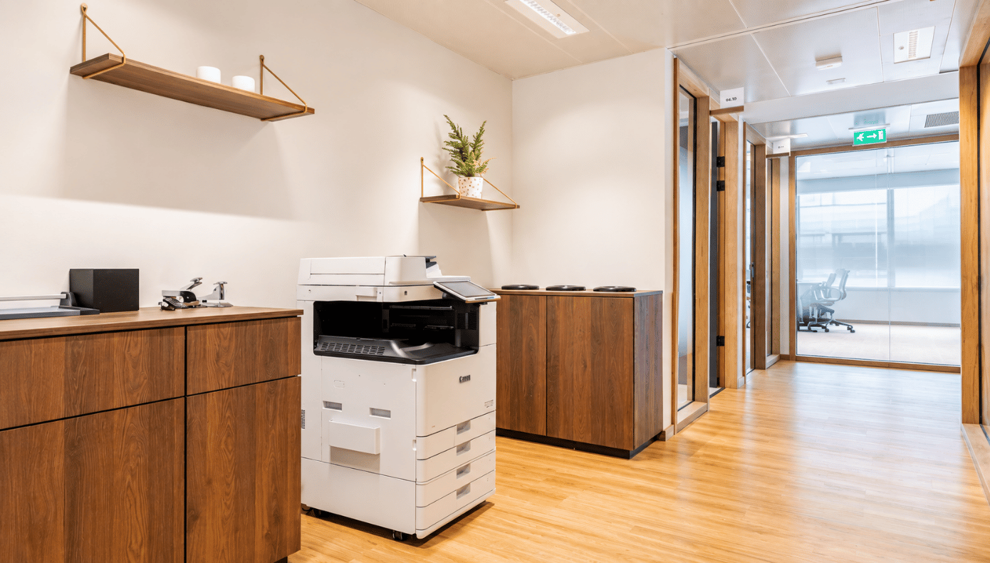 Imprimante multifonction dans un espace de bureaux Hiptown à Levallois, à proximité des espaces de travail.