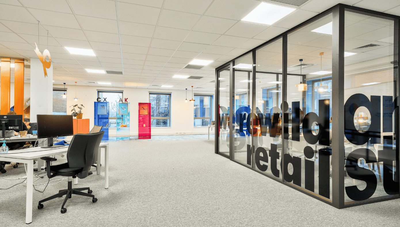 Espace de travail Hiptown à Lille avec postes de bureau, circulation centrale et pièce vitrée.