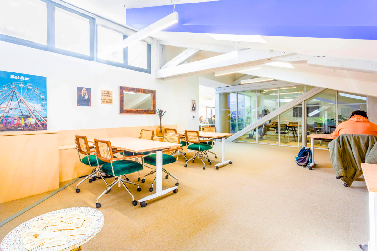 Espace de coworking lumineux chez Hiptown Tourny, situé au 10 Allée de Tourny, 33000 Bordeaux – idéal pour freelances et professionnels à la recherche de flexibilité et de confort dans le centre-ville