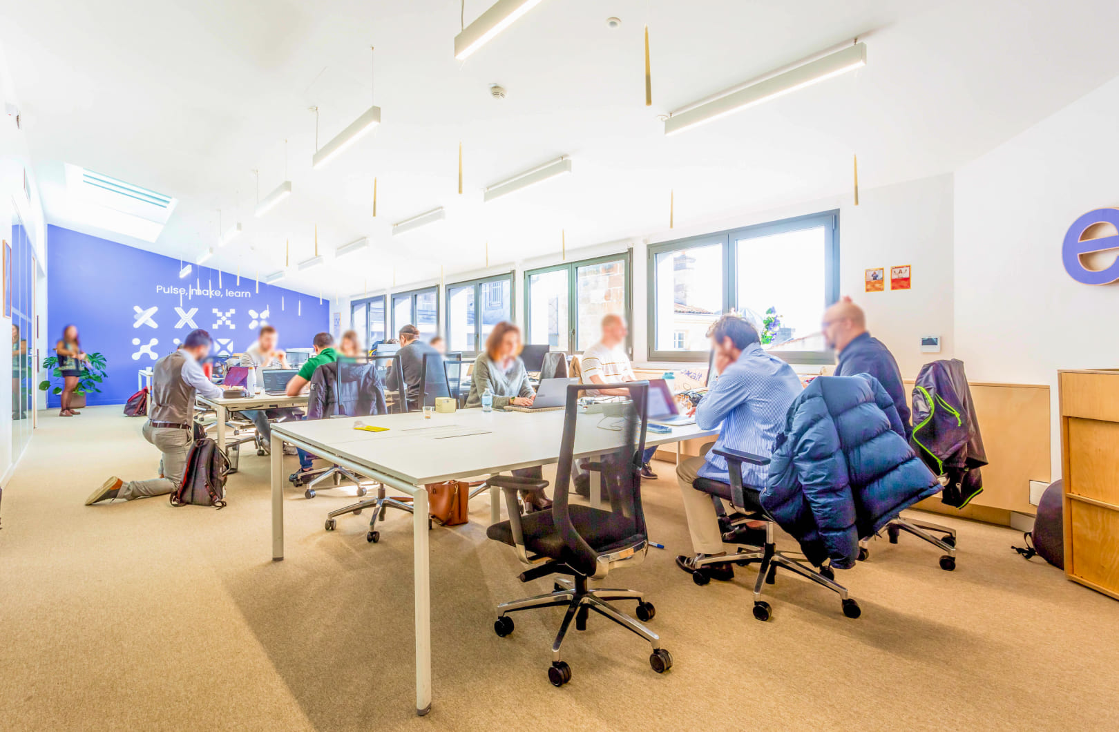 Espace de coworking partagé chez Hiptown Tourny à Bordeaux – ambiance collaborative et lumineuse au 10 Allée de Tourny, 33000 Bordeaux, idéal pour les startups et travailleurs indépendants
