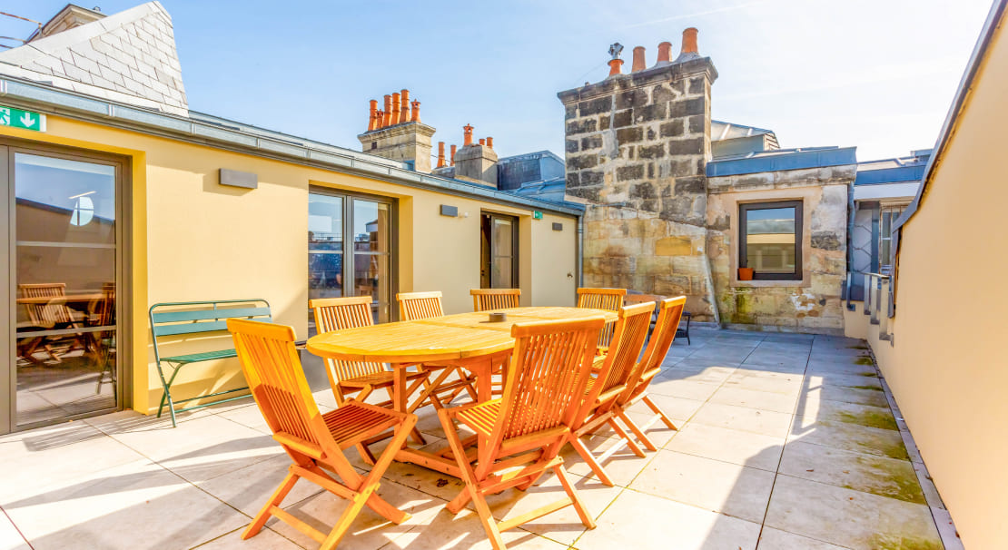 Terrasse en rooftop chez Hiptown Tourny à Bordeaux – espace extérieur lumineux et convivial au 10 Allée de Tourny, 33000 Bordeaux, idéal pour les pauses et réunions informelles