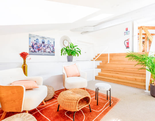 Espace lounge chaleureux et lumineux chez Hiptown Tourny à Bordeaux – mobilier design et ambiance cosy au 10 Allée de Tourny, 33000 Bordeaux