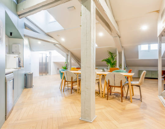Cuisine équipée et coin repas convivial sous les toits chez Hiptown Tourny, au 10 Allée de Tourny, 33000 Bordeaux – espace de travail lumineux et chaleureux