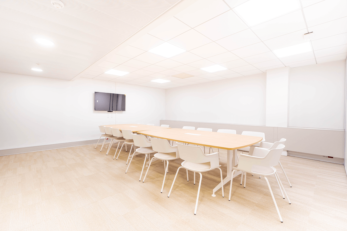 Salle de réunion moderne dans les bureaux flexibles Hiptown - Nanterre - Le Carillon, 5-6 esplanade Charles de Gaulle 92000 Nanterre