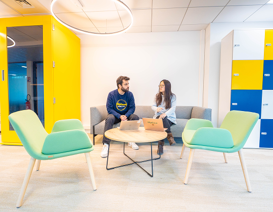 Espace détente moderne avec fauteuils colorés, box acoustique jaune et casiers, chez Hiptown - Nanterre - Le Carillon, 5-6 esplanade Charles de Gaulle 92000 Nanterre, parfait pour les échanges informels