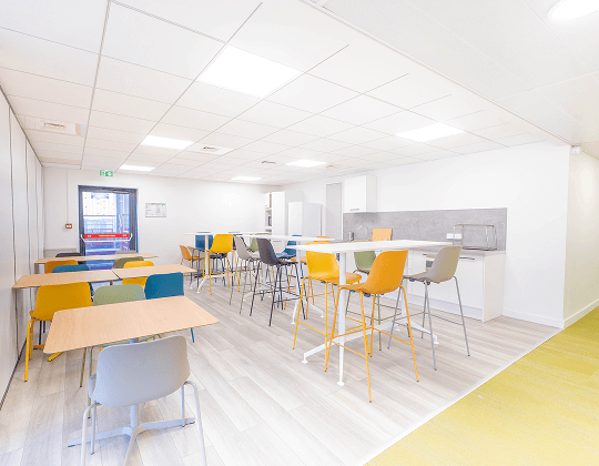 Cuisine partagée et espace de restauration coloré chez Hiptown - Nanterre - Le Carillon, 5-6 esplanade Charles de Gaulle 92000 Nanterre, idéal pour les pauses et les moments d’échange entre collaborateurs