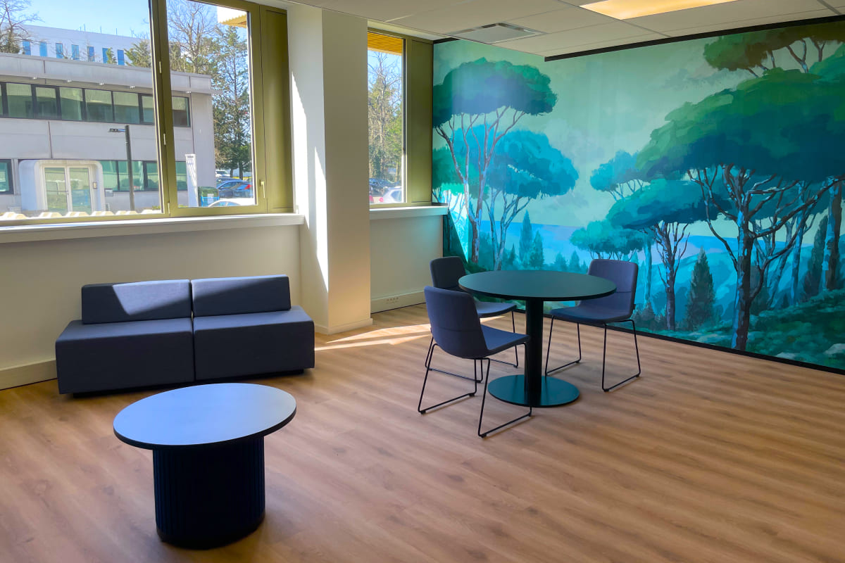 Espace détente moderne et lumineux au sein de Hiptown Madera, 67 Avenue John Fitzgerald Kennedy à Mérignac 33700, idéal pour les pauses ou réunions informelles
