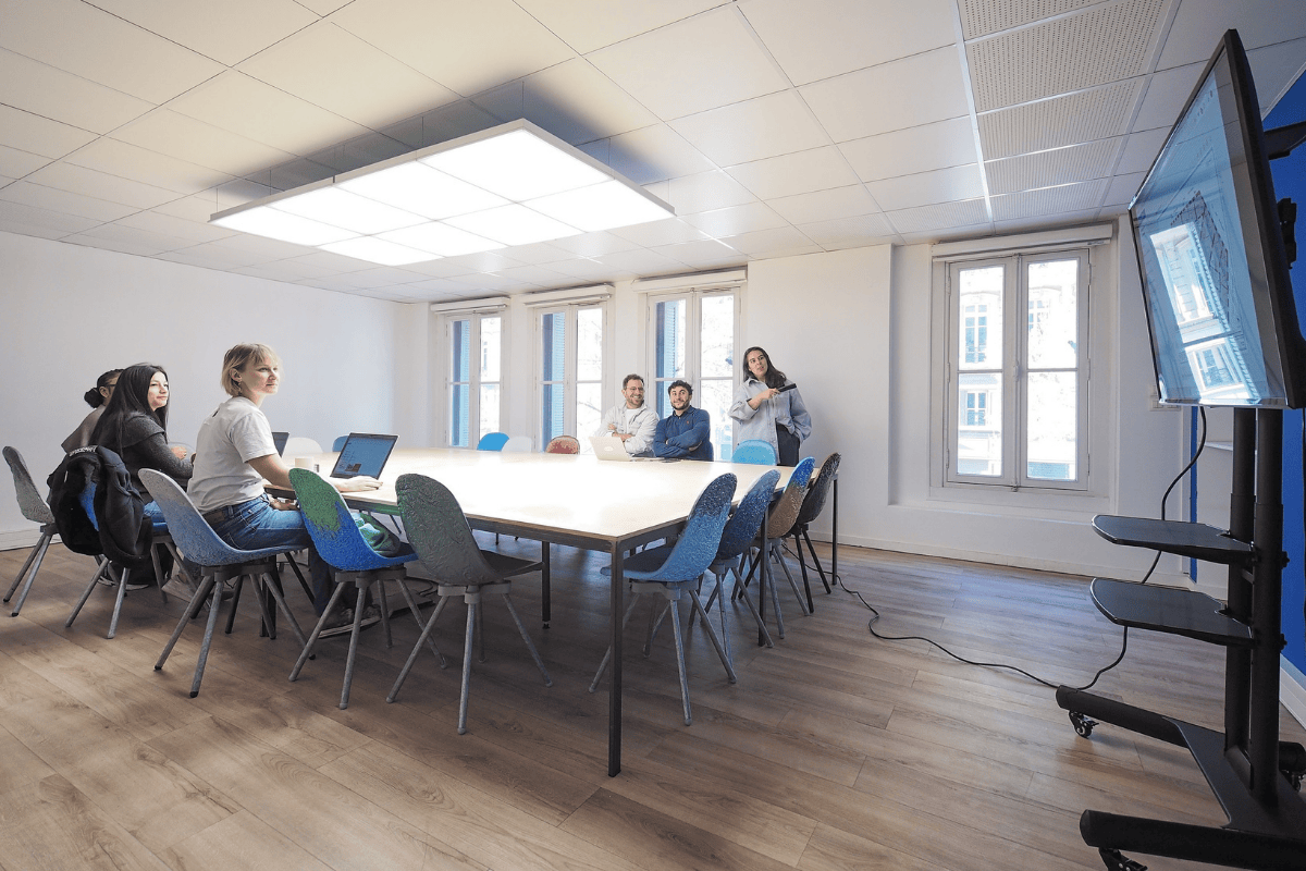 Modern meeting room with coworkers working together - espace Hiptown Marseille Vieux-Port