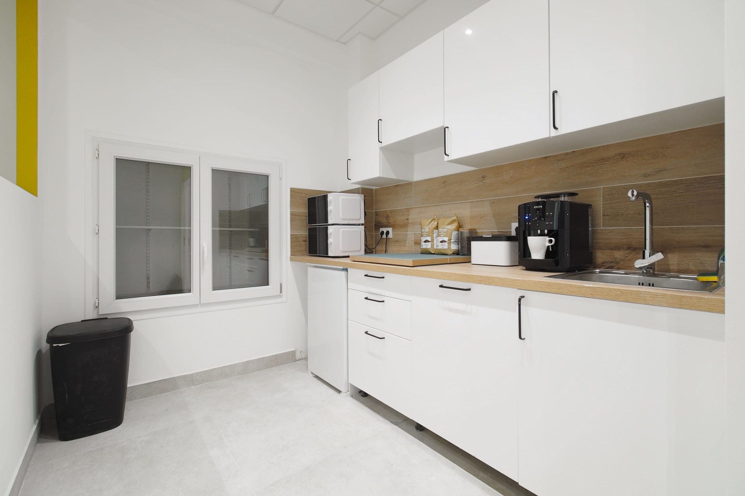 Cuisine équipée moderne dans l’espace de bureaux Hiptown Arcole Marseille, idéale pour les pauses café ou déjeuner sur place.