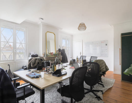 Salle de réunion lumineuse avec mobilier moderne chez Hiptown Ferrère à Bordeaux, espace de travail flexible et convivial pour entreprises.