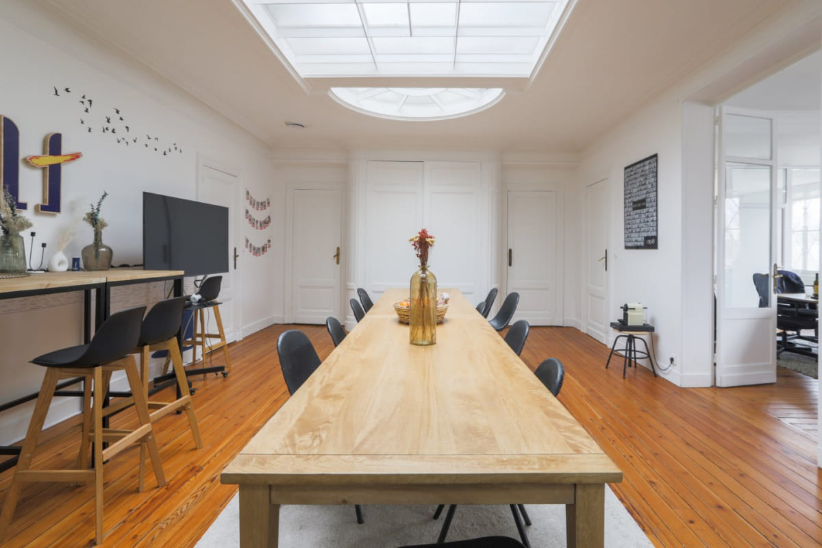 Grande salle lumineuse avec verrière chez Hiptown Bordeaux Ferrère, idéale pour réunions d’équipe ou moments conviviaux en coworking.