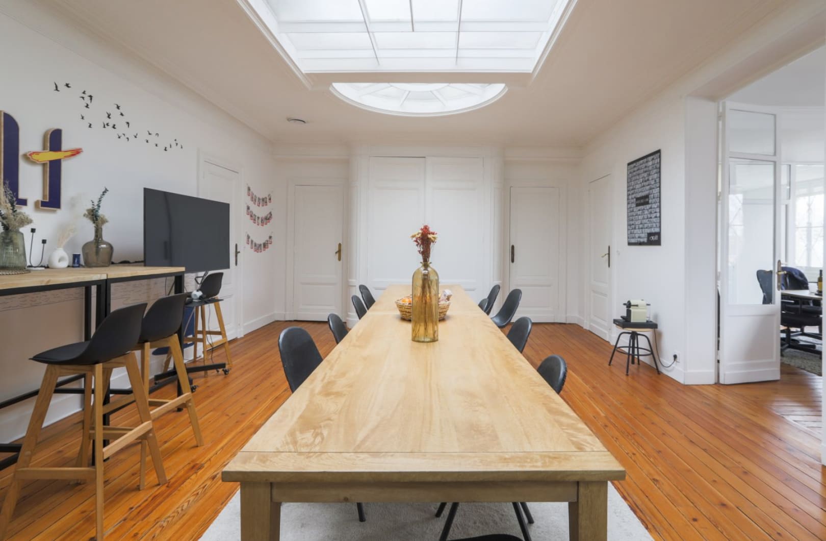 Grande salle lumineuse avec verrière chez Hiptown Bordeaux Ferrère, idéale pour réunions d’équipe ou moments conviviaux en coworking.