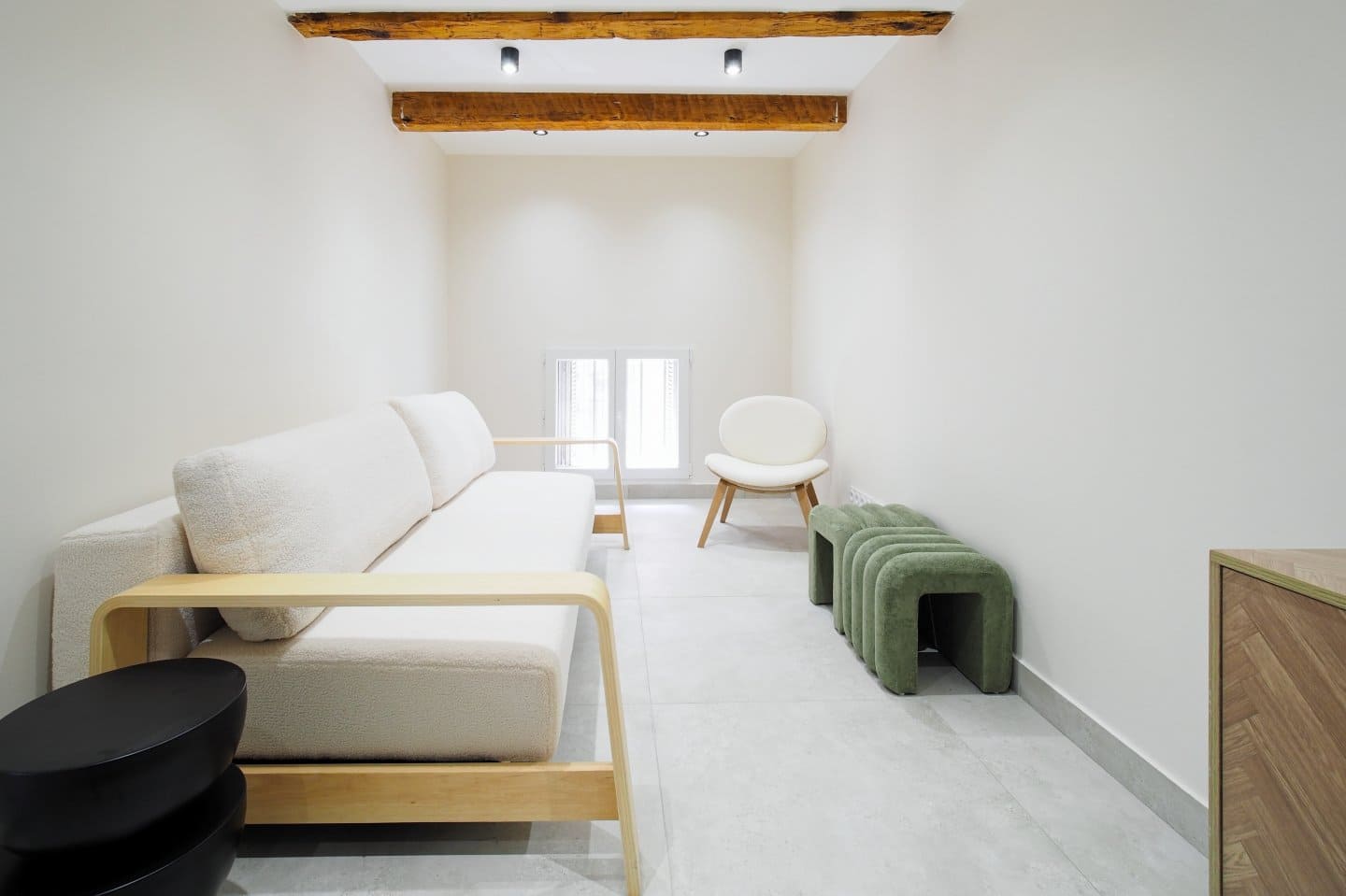 Espace détente minimaliste et cosy à Hiptown Arcole Marseille, idéal pour une pause au calme dans un bureau flexible.