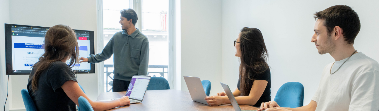 Équipe comparant plusieurs solutions de bureaux temporaires
