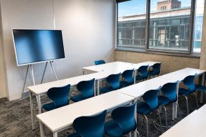 Salle de réunion lumineuse chez Hiptown Wenov Lille, adaptée à un centre de formation en format classe