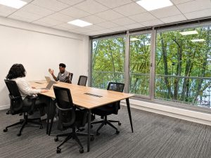 Bureau fermé adapté à une équipe qui a besoin de confidentialité