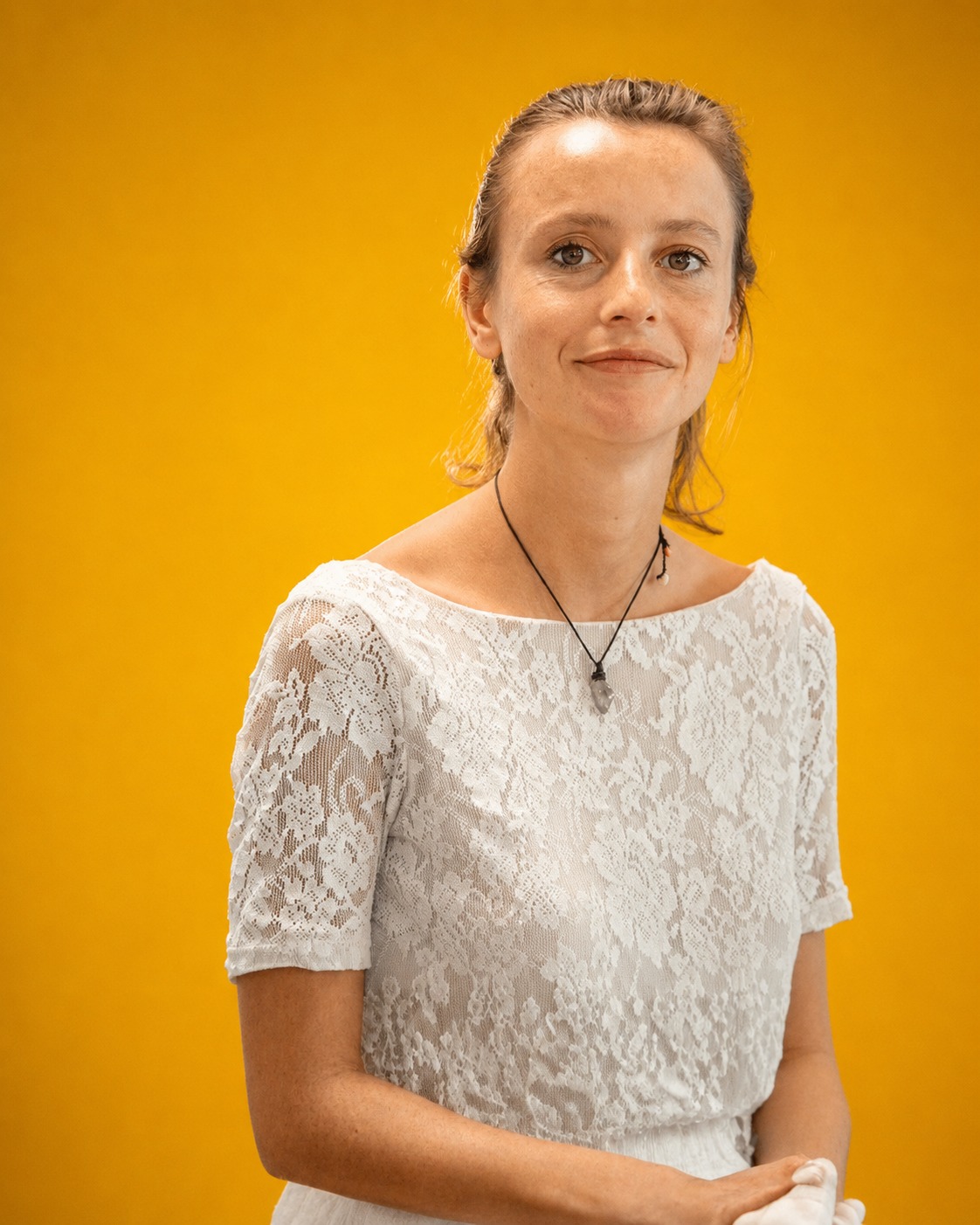 Portrait de Brune Balandrau, manager de site Hiptown à Lyon, sur fond jaune.