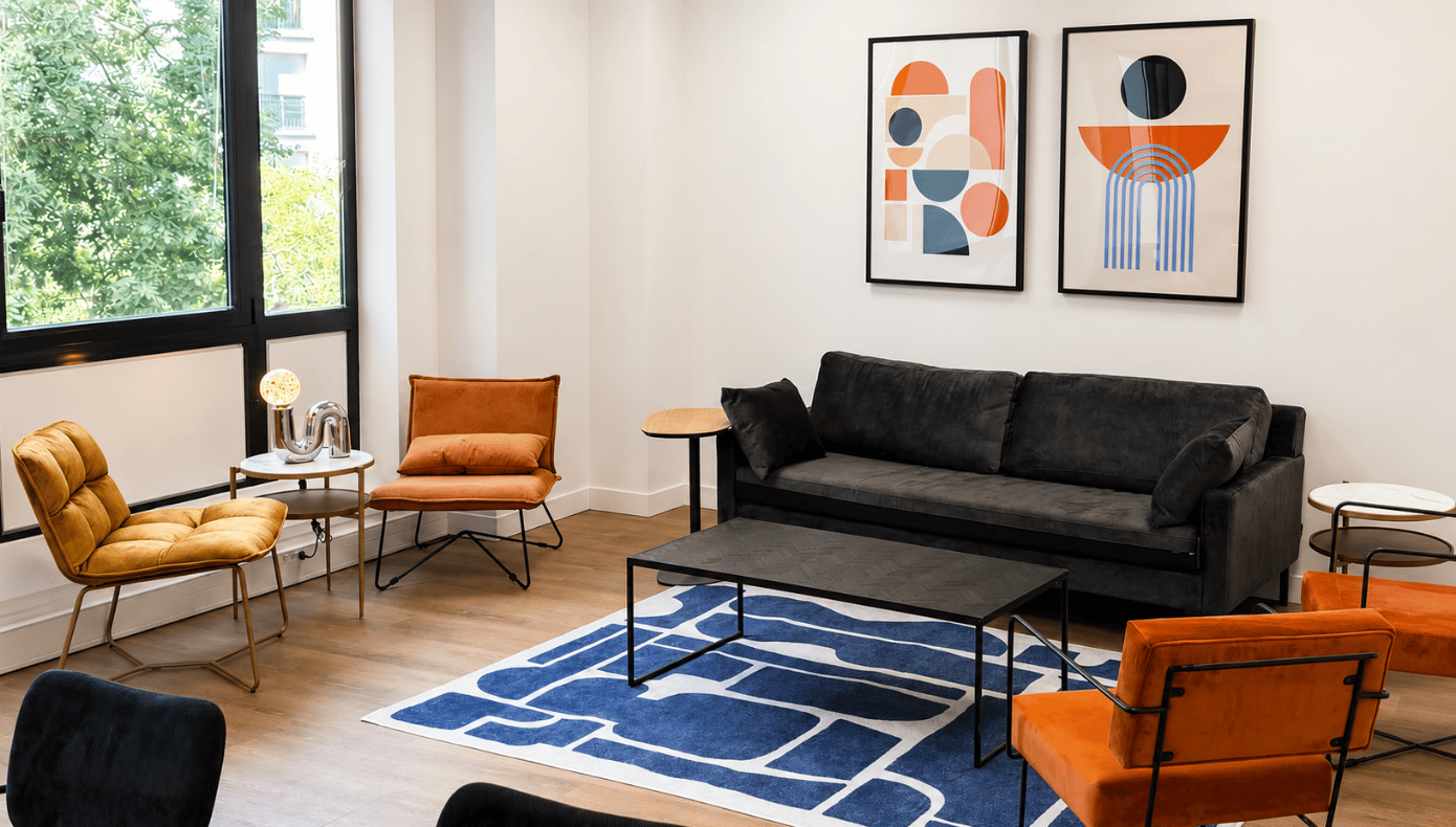 Espace détente des bureaux flexibles Hiptown à Bourg-la-Reine avec canapé, fauteuils et table basse.
