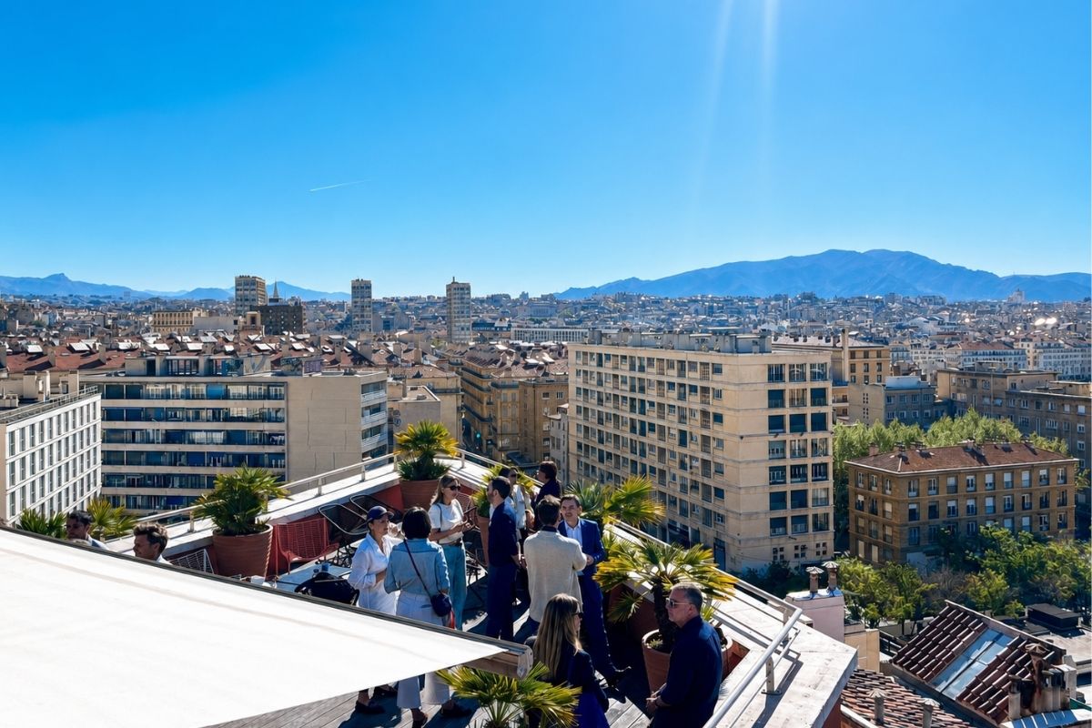 Seminar with accommodation combining offices, meeting rooms and a hotel