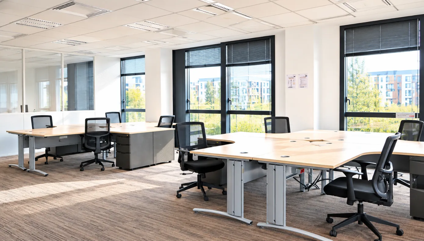 Bureau opéré en open space avec vue extérieure Bureau opéré en open space à Asnières-sur-Seine, avec postes de travail, grandes fenêtres et vue extérieure.